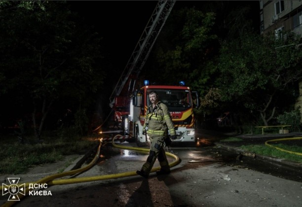У Києві через нічну атаку РФ палала квартира і пошкоджені будинки У Києві через нічну атаку РФ палала квартира і пошкоджені будинки